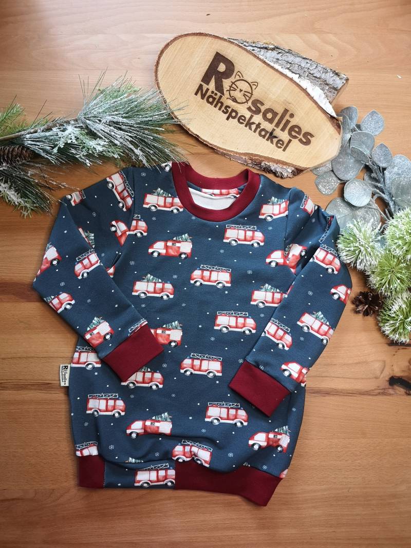 Sweater Pulli Feuerwehr Weihnachten, Langarmshirt Weihnachtsbaum Für Jungs Und Unisex Sweater Pulli Feuerwehr Weihnachten, Langarmshirt Weihnachtsbaum Für Jungs Und Unisex von RosaliesNaehspektakl