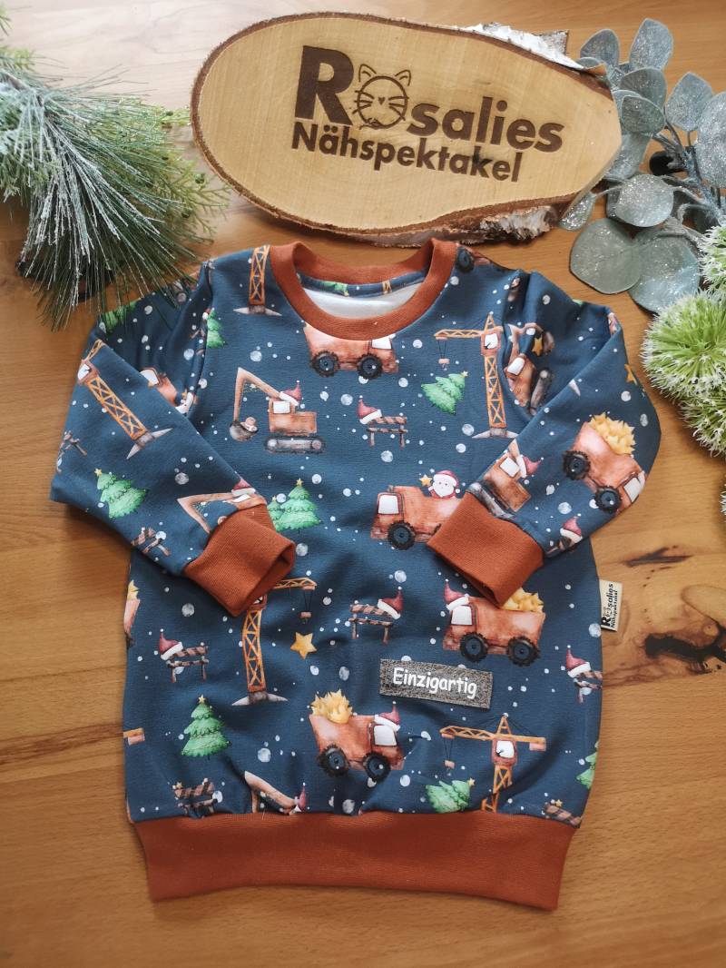 Sweater Pulli Weihnachts Baustelle Weihnachtsbagger, Langarmshirt Kran Weihnachtsbaum Für Jungs Und Unisex Sweater Pulli Weihnachts Baustelle Weihnachtsbagger, Langarmshirt Kran Weihnachtsbaum Für Jungs Und Unisex von RosaliesNaehspektakl