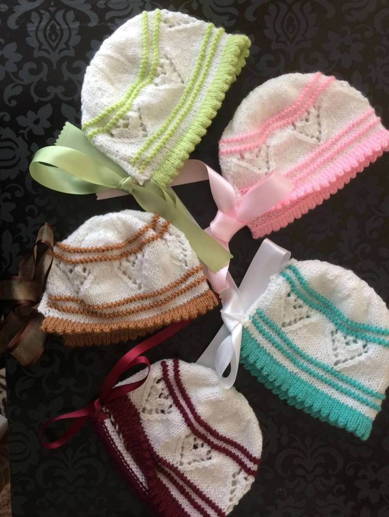 Hand Gestrickte Baby Mütze. Hat Herzen Und Streifen Muster Mit Optionaler Blume Im Alter Früh Neugeborene Oder 0 Bis 3 Monate von RosamondsBabyknits