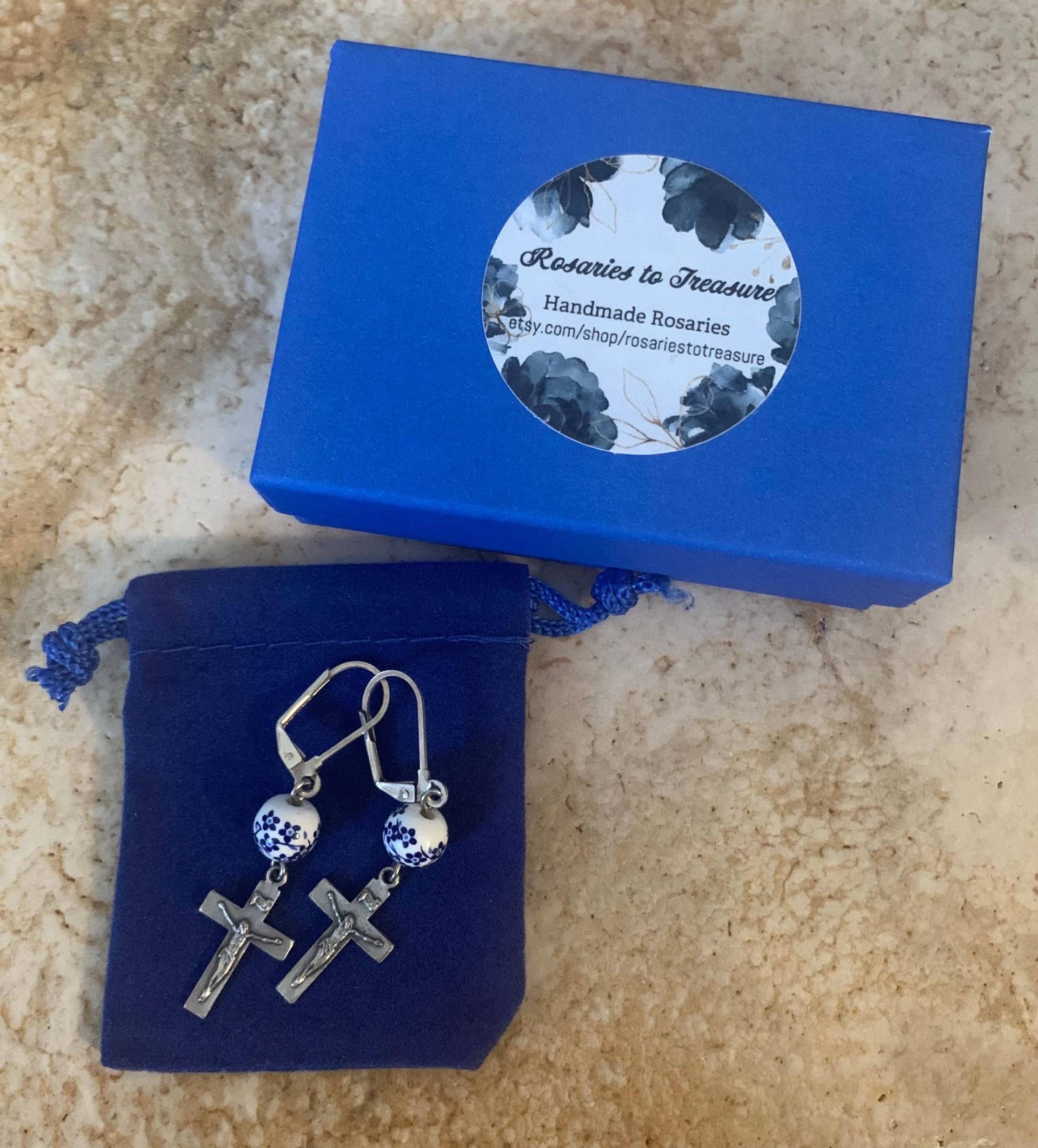 Kruzifix Und Blaue Blumenohrringe Kruzifix Und Blaue Blumenohrringe von RosariesToTreasure