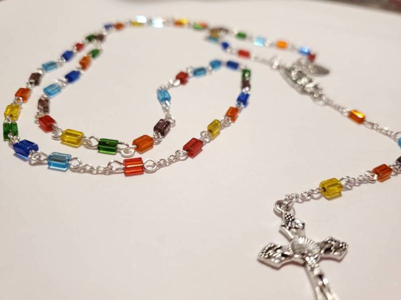 Handgemachter Regenbogenfarbener Rosenkranz von RosaryBeadByMichelle