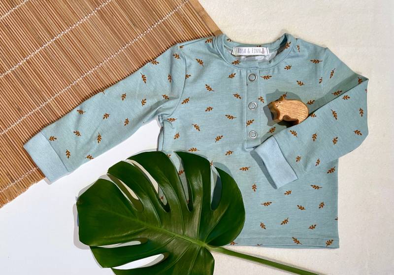 Langarmshirt Aqua Mit Blättchenmuster Langarmshirt Aqua Mit Blättchenmuster von RosaundFinn