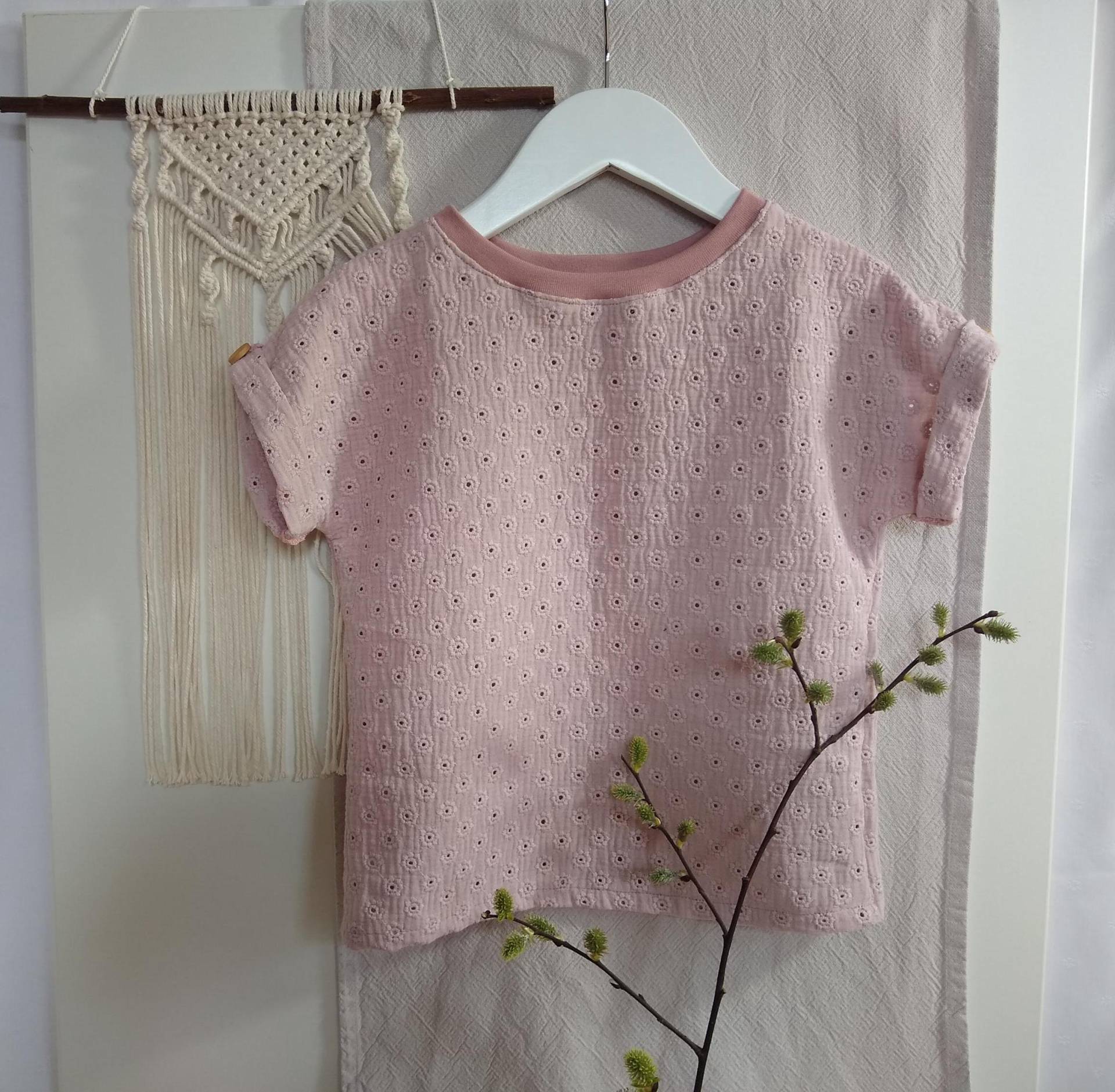 Sommershirt Mit Lochstickerei in 3 Farben, Blümchen von RosaundFinn