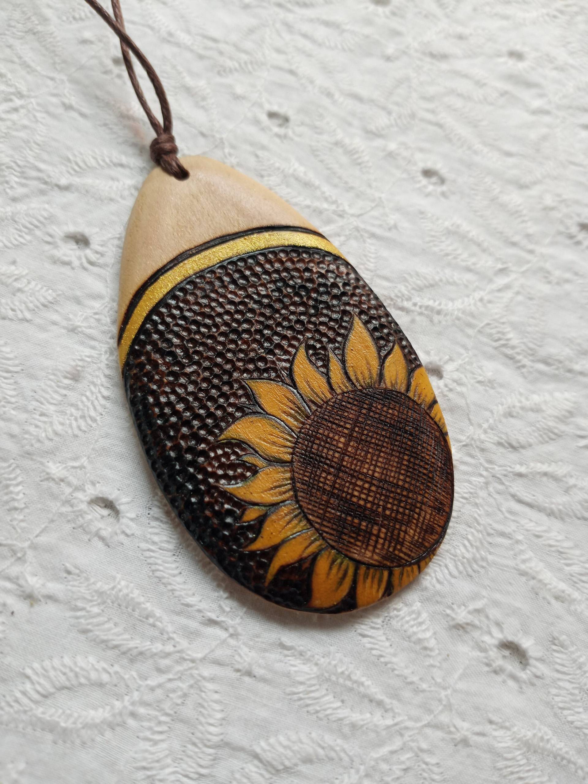 Sonnenblume Hölzerne Halskettenanhänger Blumenanhänger Geschenke Für Freund Halskette Frauen Statement-Halskette Aus Holz Sonnenblume Hölzerne Halskettenanhänger Blumenanhänger Geschenke Für Freund Halskette Frauen Statement-Halskette Aus Holz von RoseAndDandelion