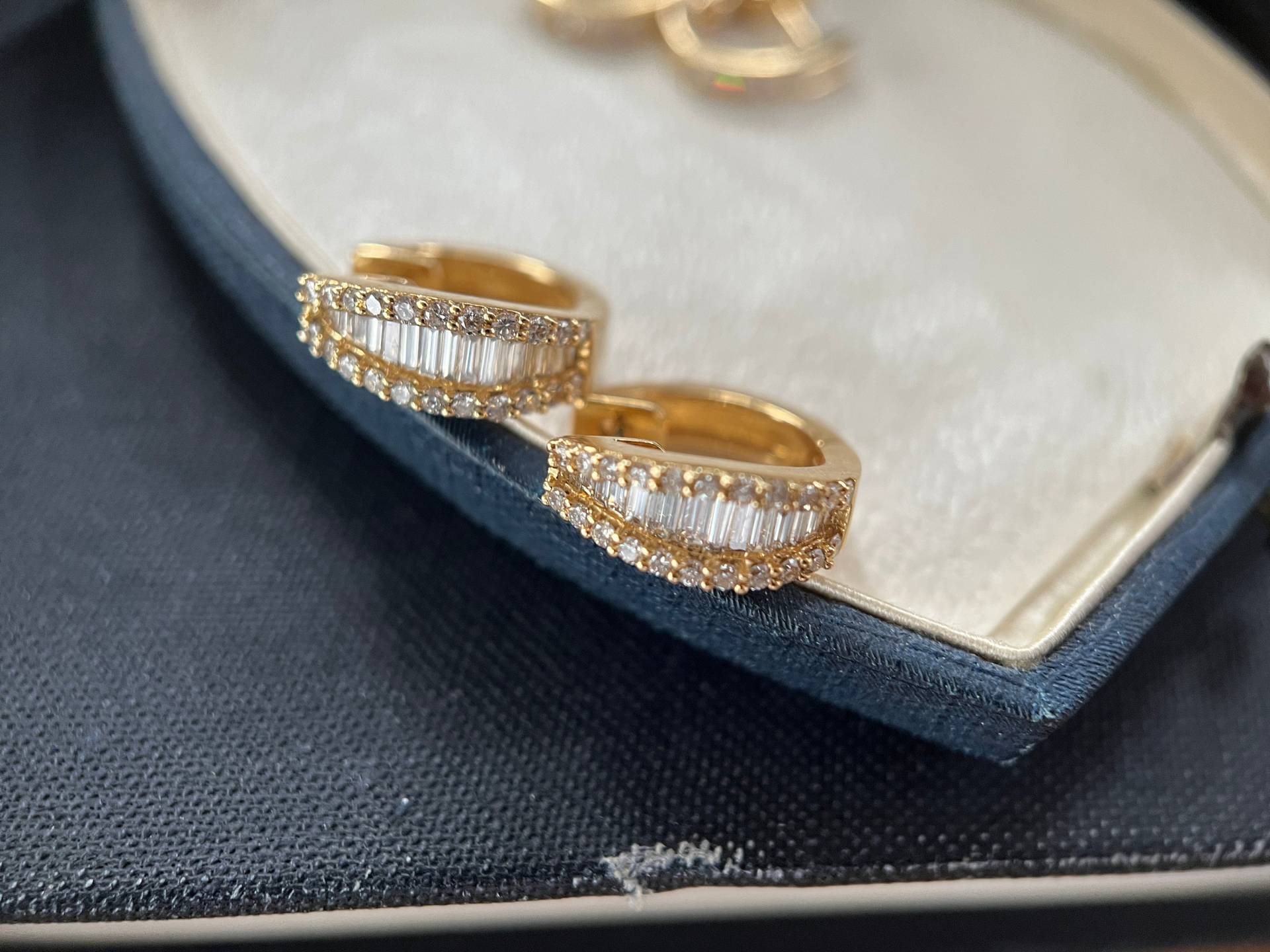 Diamant Huggie Ohrringe, Creolen, 18K Gelbgold von RoseAntiqueJewellery
