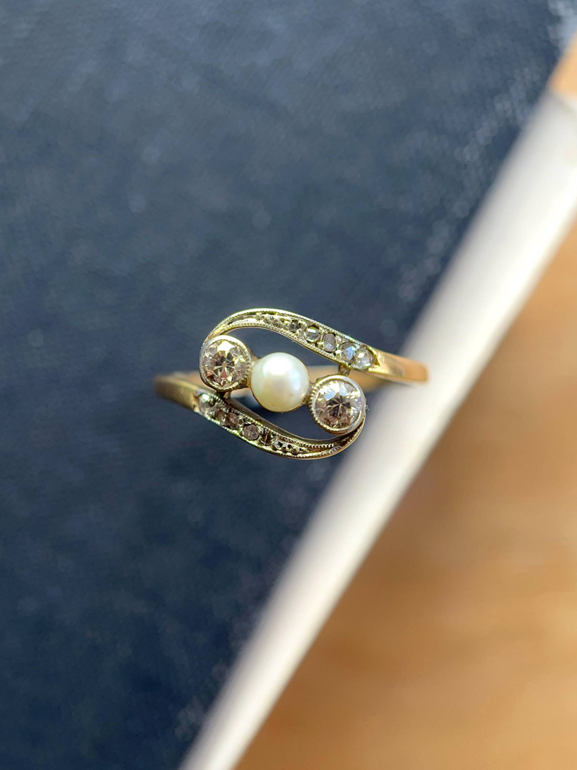 Jugendstil Ring, Cross Over Antiker Perlen - & Diamantring, 750 Gold, Platin Um 1900 von RoseAntiqueJewellery