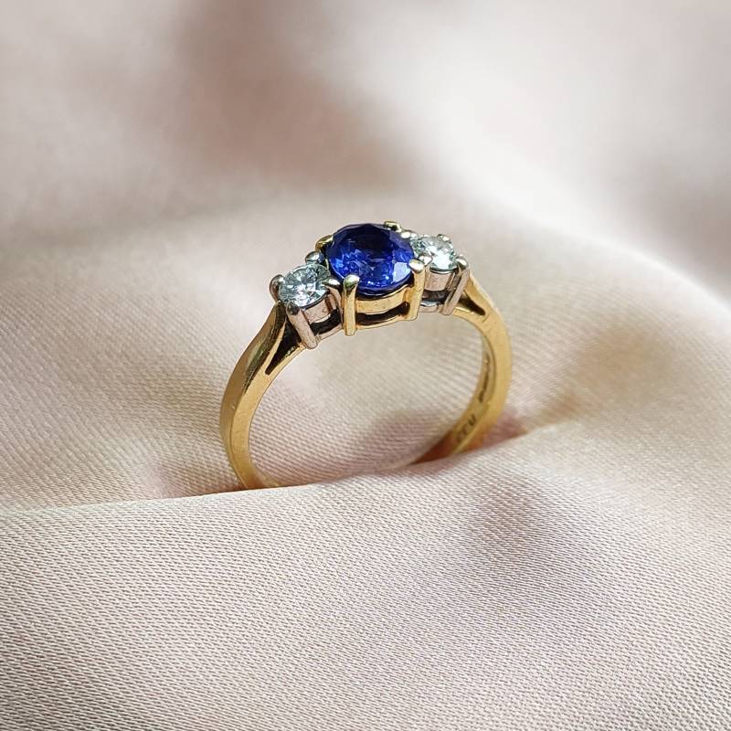 Antiker 0.6 Ct Saphir Diamant 18 Gold Trilogy Ring Verlobungsring Oval Tiefblauer Ehering Us Größe 4.5 Uk I von RoseAntiqueJewelry2