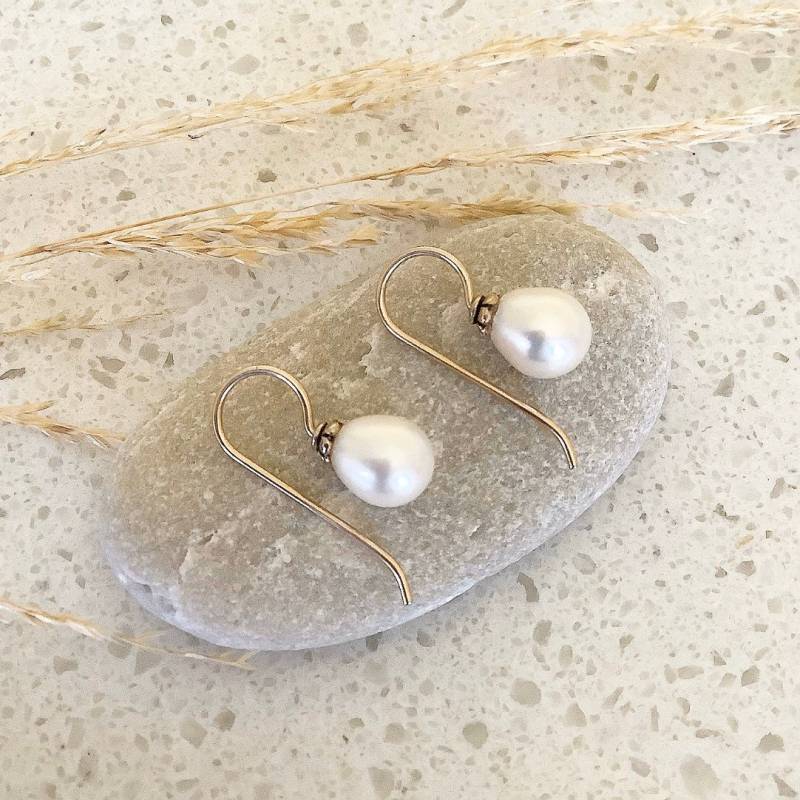 Gold Filled 14K Tropfen Ohrringe, Die Ungefähr 1cm Lang Vom Boden Des Ohres, Mit Süßwasserperle Gold Filled 14K Tropfen Ohrringe, Die Ungefähr 1cm Lang Vom Boden Des Ohres, Mit Süßwasserperle von RoseBloomPearls