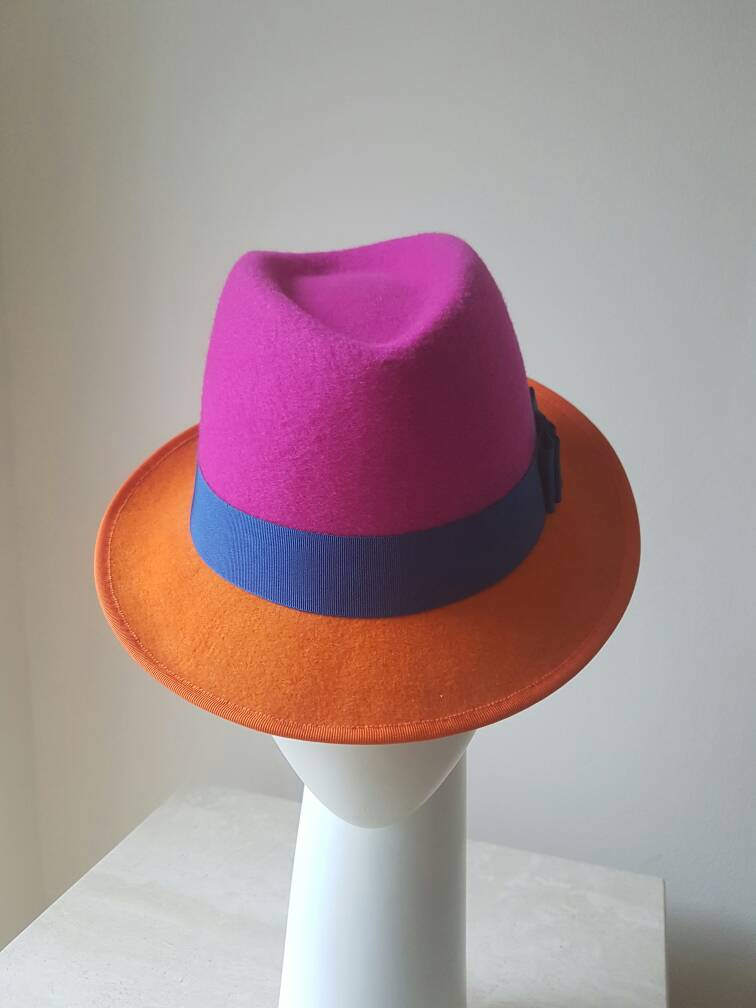 Ariana - Handgemachter Orange/Pinker Trilby Hut von RoseCollinsMillinery