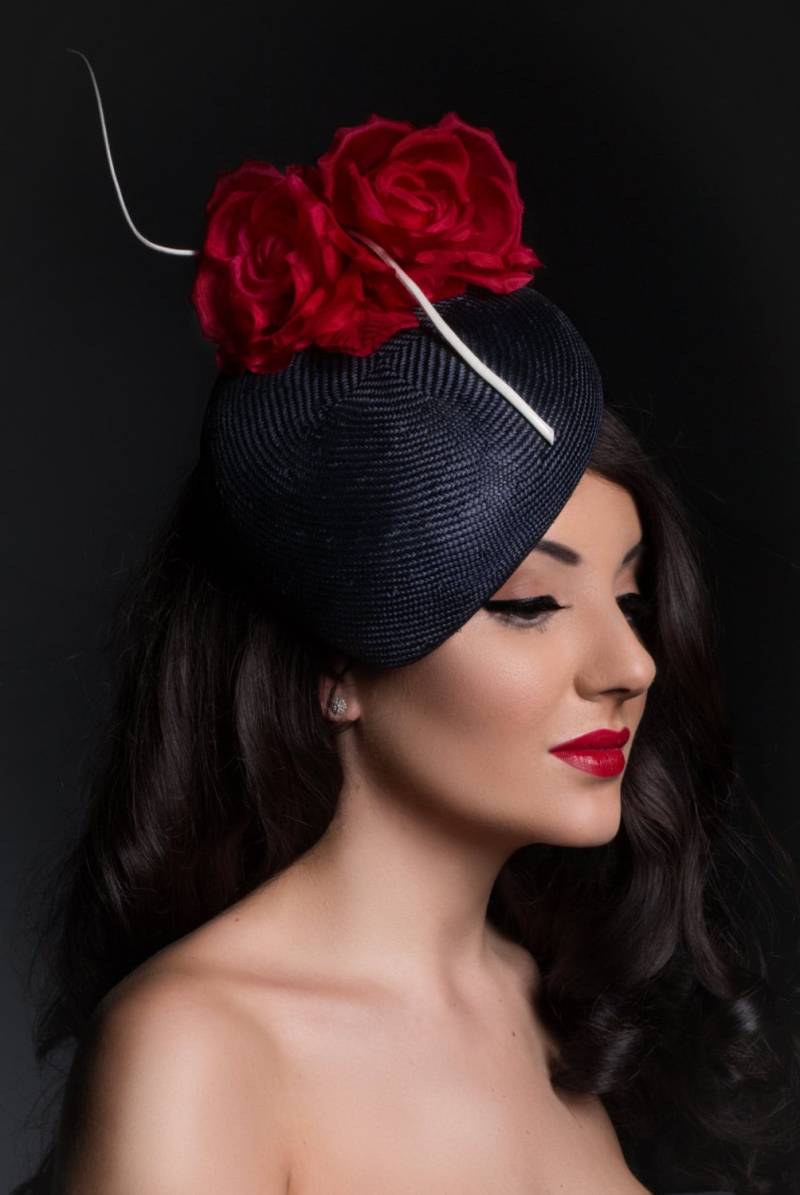 Bianca -Navy Blau Parisisal Stroh Teardrop Fascinator Mit Rotrosen Detail Und Elfenbein Feder von RoseCollinsMillinery
