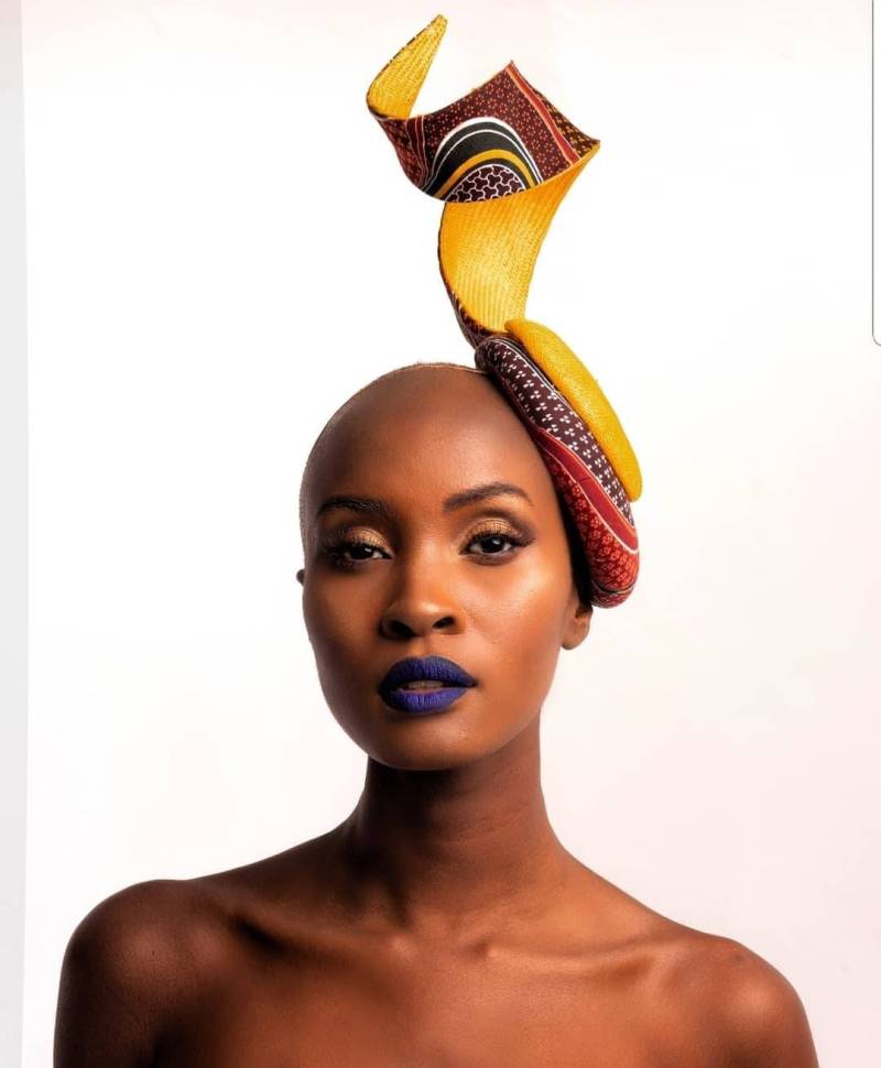 Braun Gemusterter Ankara Stoffknopf Mit Gelber Parisisal Twirl - Hochzeiten, Mutter Der Braut, High Tea Events, Ladies Day, Melvin Cup von RoseCollinsMillinery