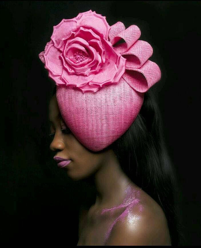 Handgefertigter Fascinator in Tropfenform Mit Großen Rosa Blüten Und Sinamay Schleifen von RoseCollinsMillinery