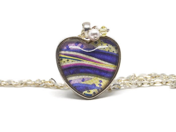 Lila Glas Herz Anhänger Mit Perle Und Kristall von RoseCrescentJewelry