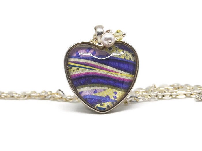 Lila Glas Herz Anhänger Mit Perle Und Kristall von RoseCrescentJewelry