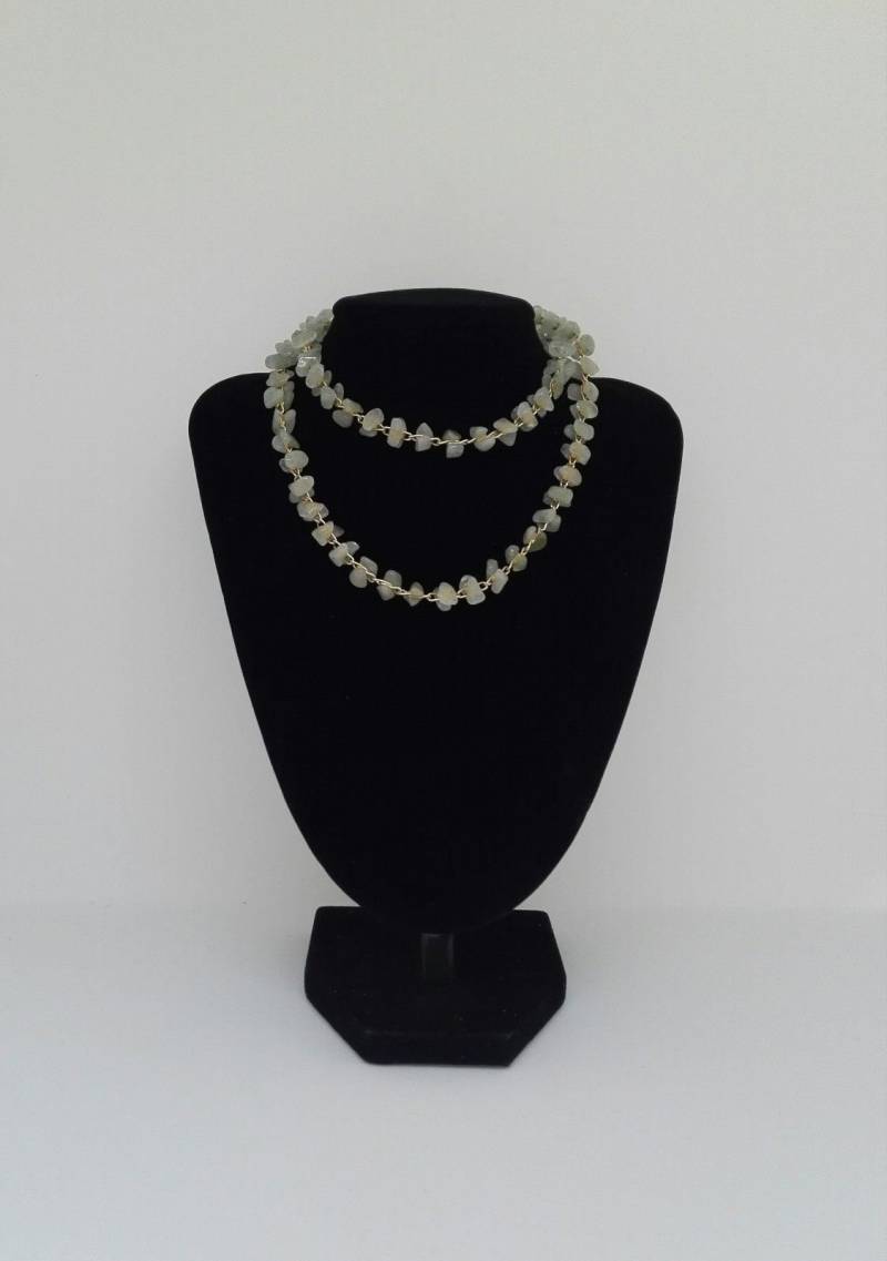 Polierte Quarz Sommer Hellgrün Umschlungen Mit Gold-Ton Lange Kettenlänge von RoseDayVintage