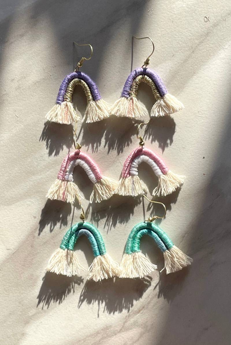Makramee Regenbogen Ohrringe | Boho Geburtstagsgeschenk Mode Weihnachtsgeschenk von RoseGoldDreamsShop