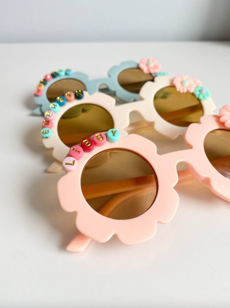 Personalisierte Daisy Sonnenbrille Retro Blumen Sonnenbrille Mit Namensperlen Personalisierte Daisy Sonnenbrille Retro Blumen Sonnenbrille Mit Namensperlen von RoseMaeShop