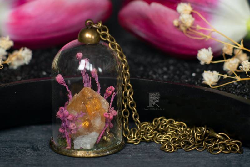 Kristall Citrin Terrarium Halskette - Moos Schmuck Getrocknete Lila Und Weiße Blüten Kristall Citrin Terrarium Halskette - Moos Schmuck Getrocknete Lila Und Weiße Blüten von RoseOfTheFlames