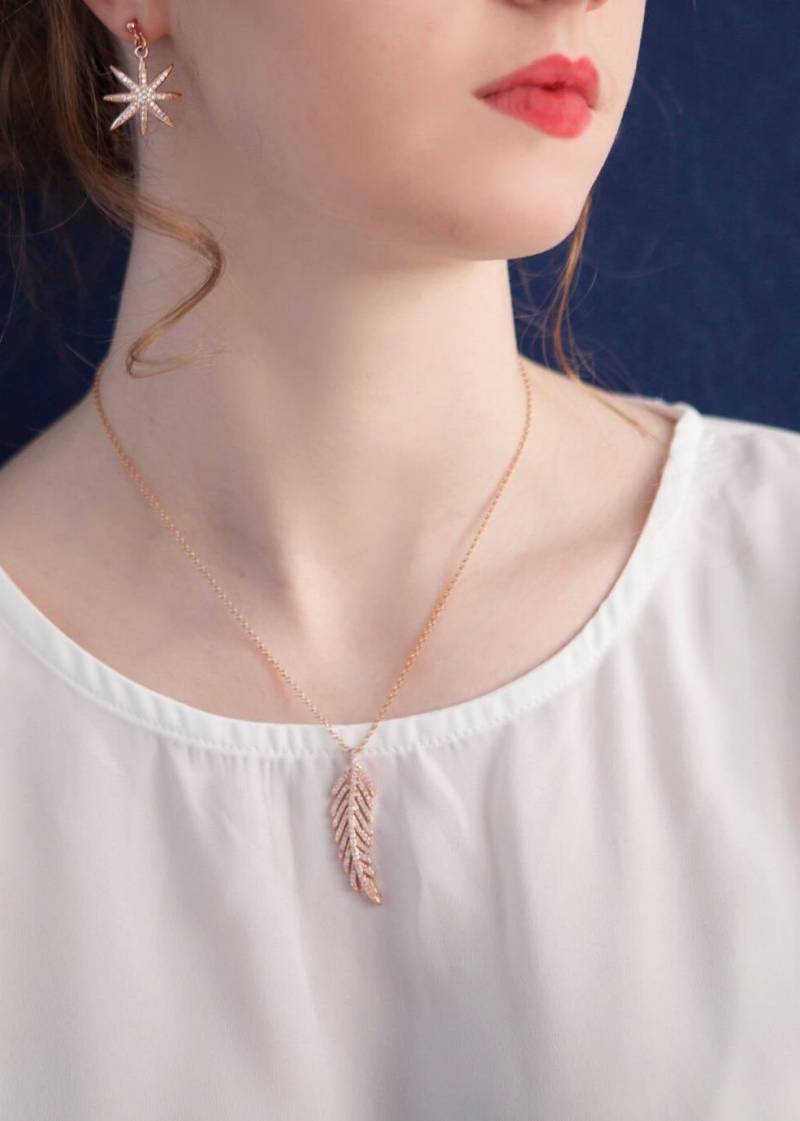 Rose Gold Feder Anhänger - Braut Hochzeitsschmuck Goldhalskette Boho Schichtung Kette Brautjungferngeschenk von RoseRedRoseWhite