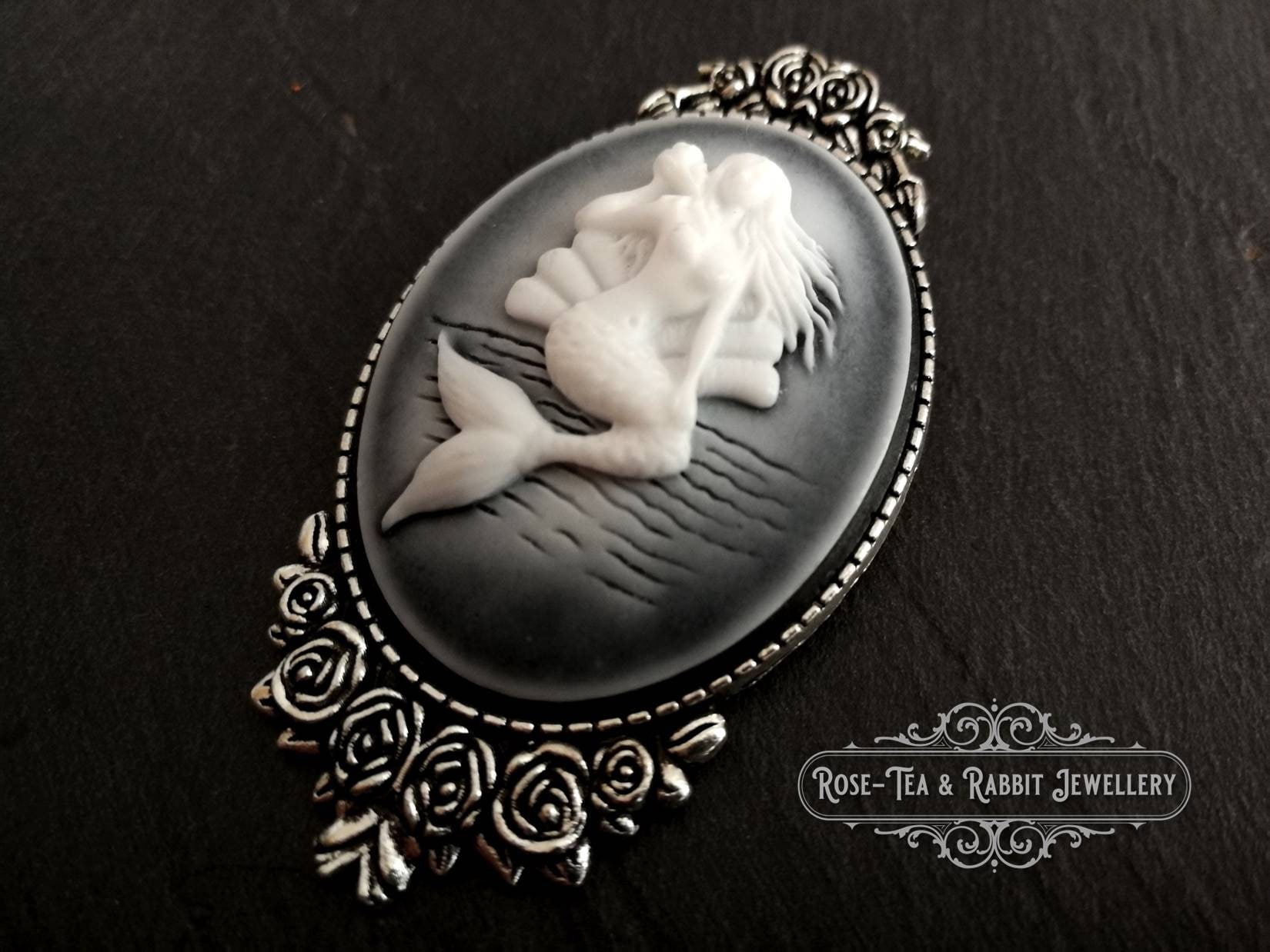 Renaissance Brosche Meerjungfrau Versilberte Kamee Mit Blumen Detail von RoseTeaAndRabbit