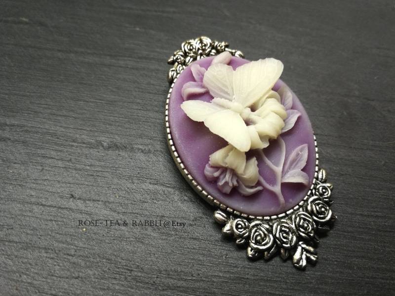 Schmetterling Cameo Brosche Antiqued Silver, Lila Blumen Brosche Schmetterling Cameo Brosche Antiqued Silver, Lila Blumen Brosche von RoseTeaAndRabbit