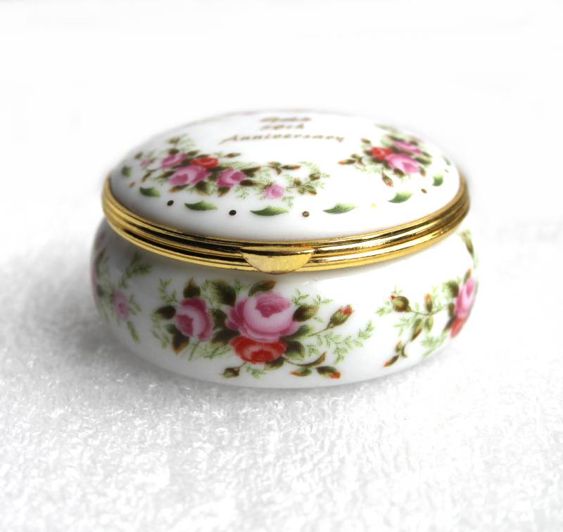 Vintage Leonardo Sammlung Hochzeit Gold 50-Jähriges Jubiläum Porzellan Weißgold Trim Rose Floral Kleine Runde Ring Schmuck Trinket Pill Box von RoseTintedNuance