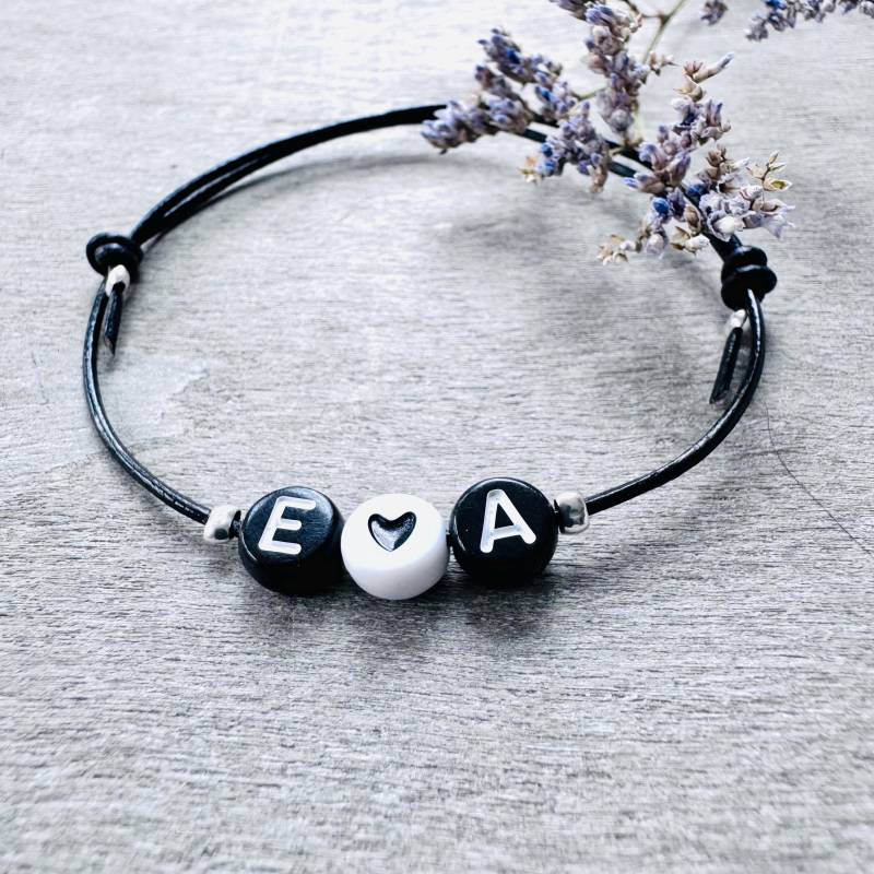 Personalisiertes Armband Initialen // Partnerarmband Schwarz Weiß Anfangsbuchstaben Kinder Freundschaftsarmband von RoseandJack