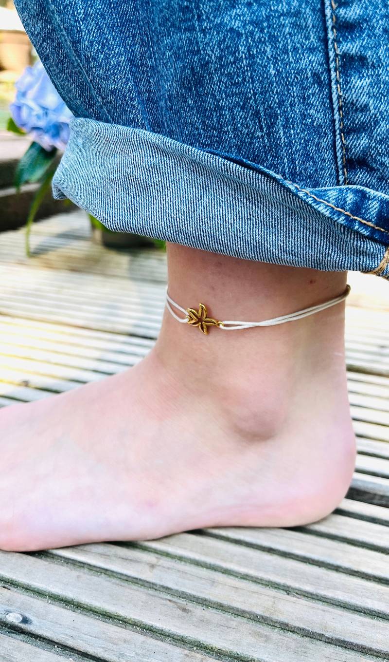 Individuelles Fußband/Fußkettchen Auf Makraméeband Mit Seestern von RoseandJack