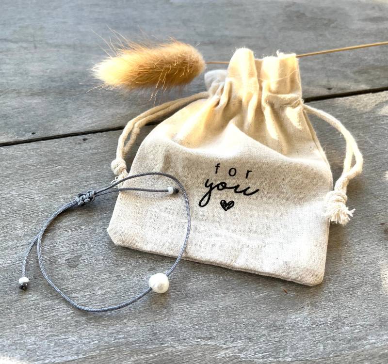 Kleiner Leinenbeutel Mit Armband Süßwasserperle von RoseandJack