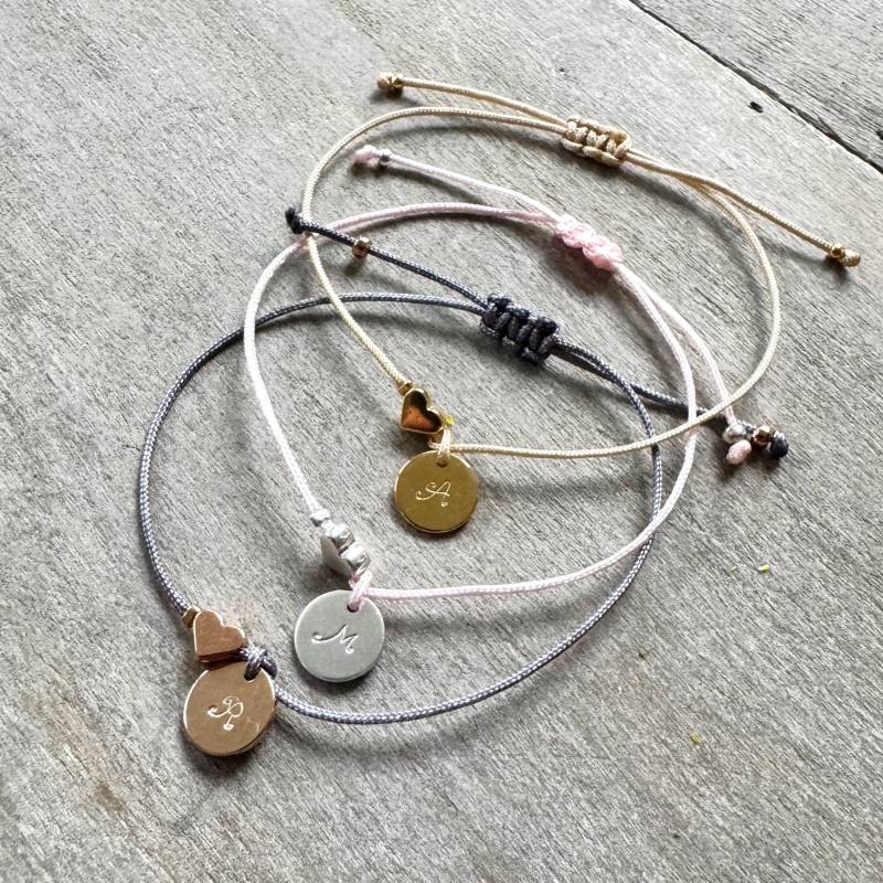 Personalisiertes Armband - Ein Buchstabe Herz Auf Makraméeband Größenverstellbar von RoseandJack