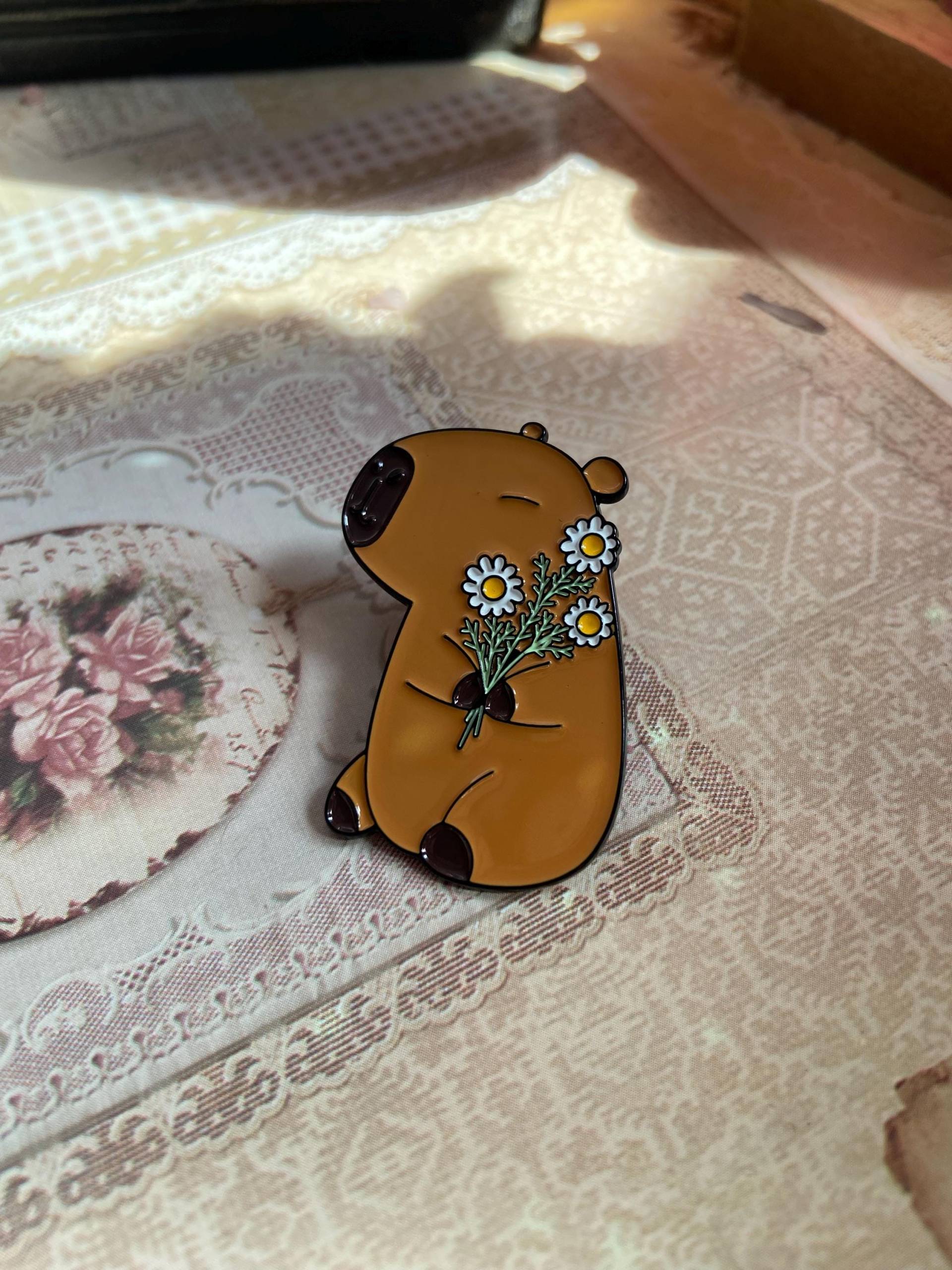 Emaille Pin Brosche Capybara Cute Süß Tierchen Blumen von RoseandMoonshop