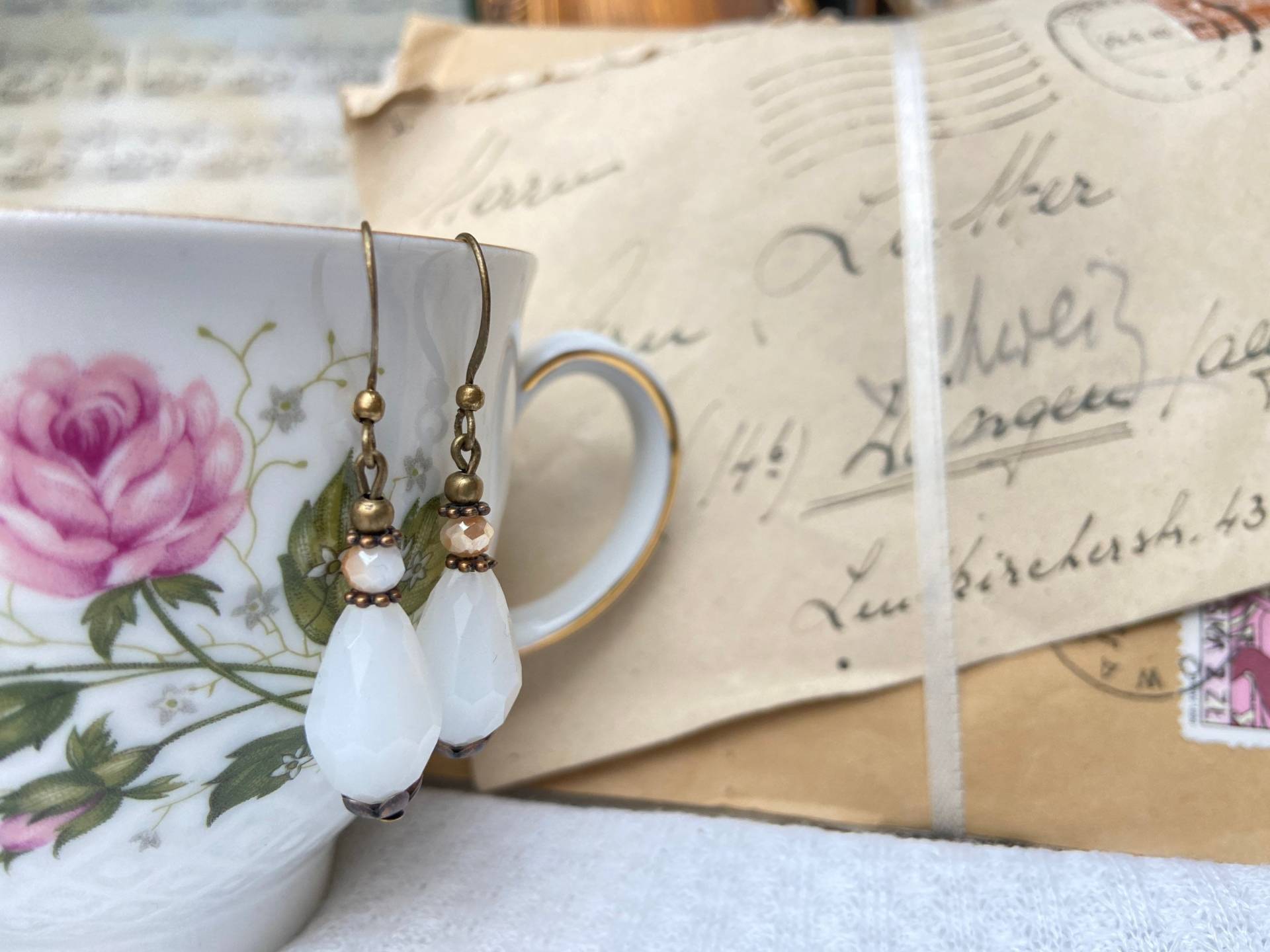 Shabby Chic Antik Bronze Ohrringe Earrings White Fairy Romantic Boho Vintage von RoseandMoonshop