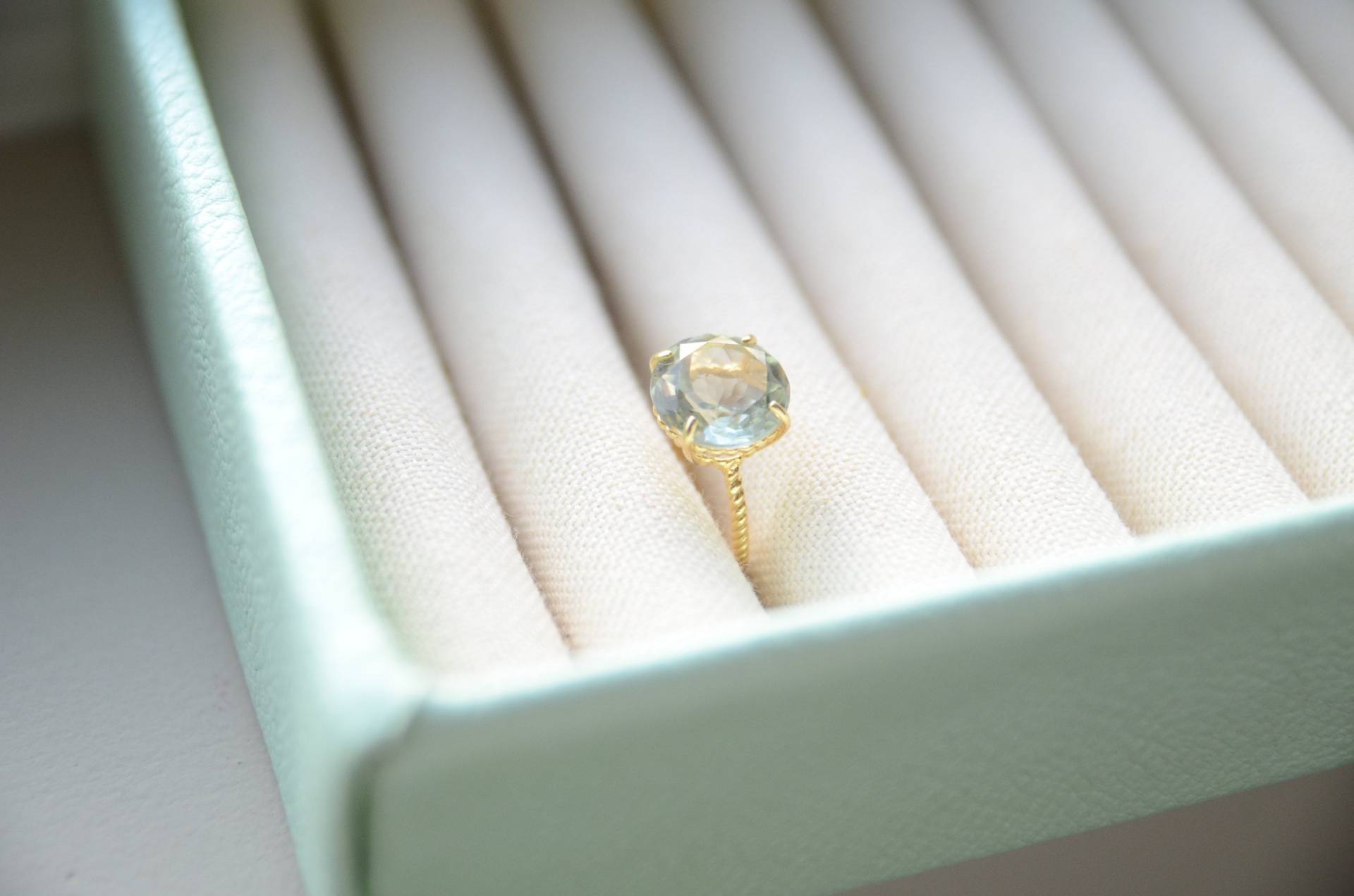 Belle 14K Goldring Mit Riesigem Seltenen Hellgrünen Amethysten | Grösse 6 von RoseandRani