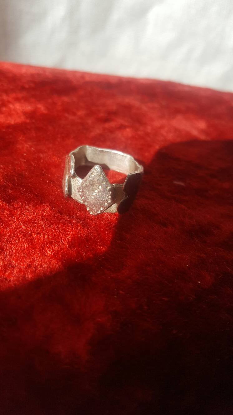 Silberner Scherenschnitt Herz Und Diamant Als Ring Silberner Scherenschnitt Herz Und Diamant Als Ring von RosedeBorman