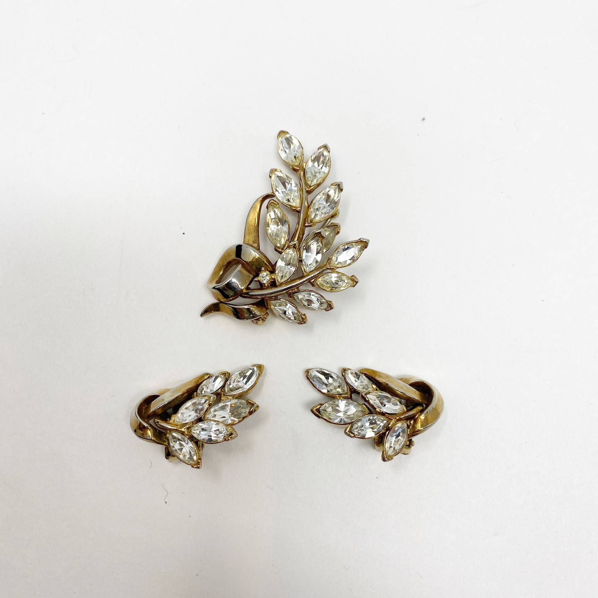 377 Vintage Kostüm Trifari Strass Und Blattgold Pin/Brosche Ohrclips Schmuck Set 377 Vintage Kostüm Trifari Strass Und Blattgold Pin/Brosche Ohrclips Schmuck Set von Rosehillfinds