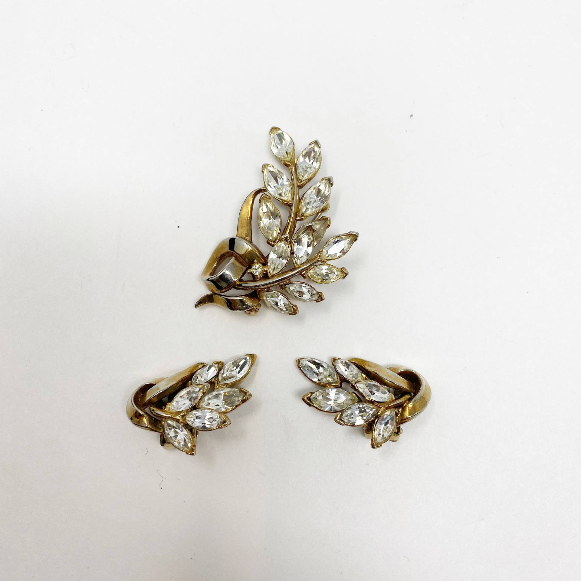 377 Vintage Kostüm Trifari Strass Und Blattgold Pin/Brosche Ohrclips Schmuck Set von Rosehillfinds