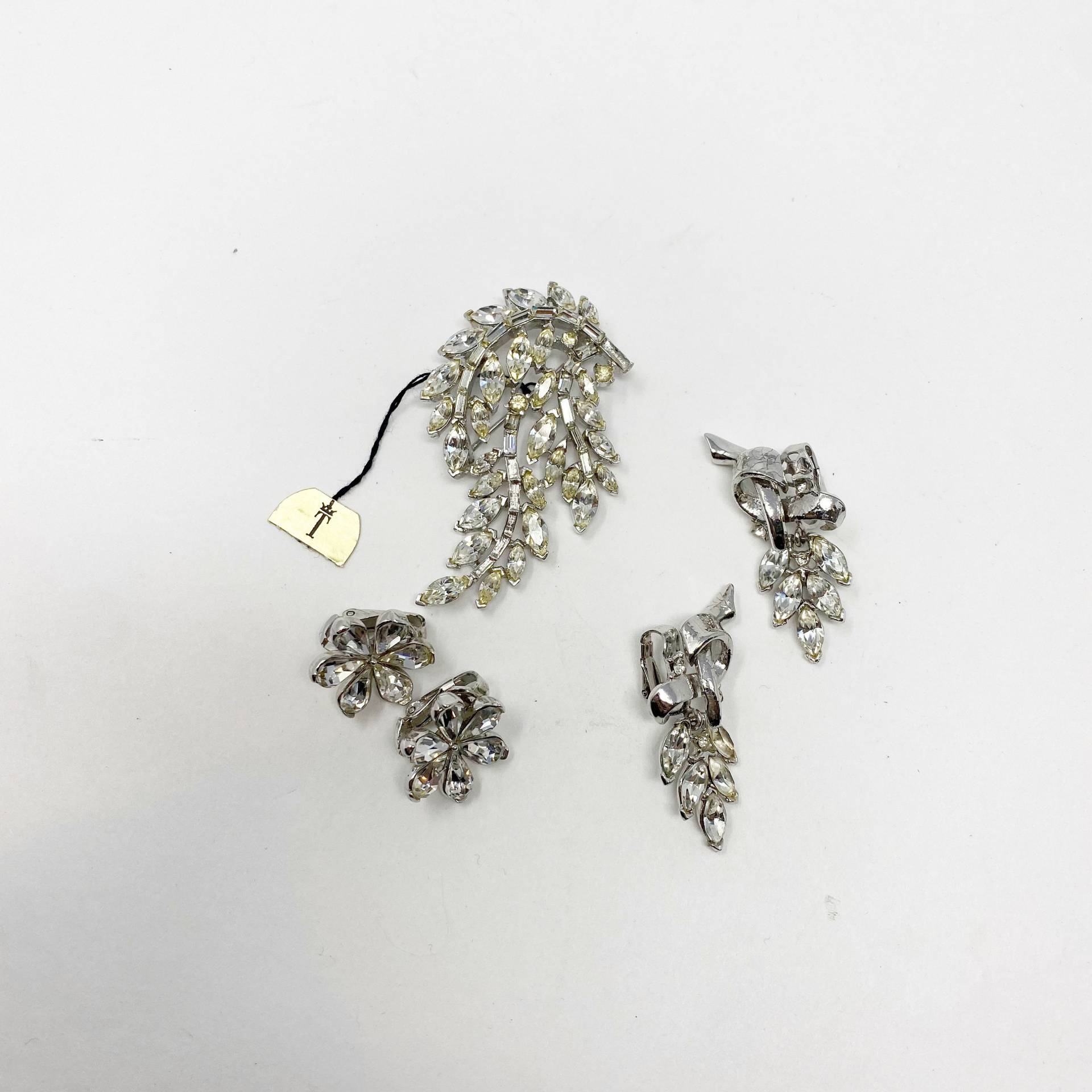 380 Vintage Trifari Klare Strass Und Silber Farbene Blatt Brosche Zwei Sets Ohrclips Schmuckset von Rosehillfinds