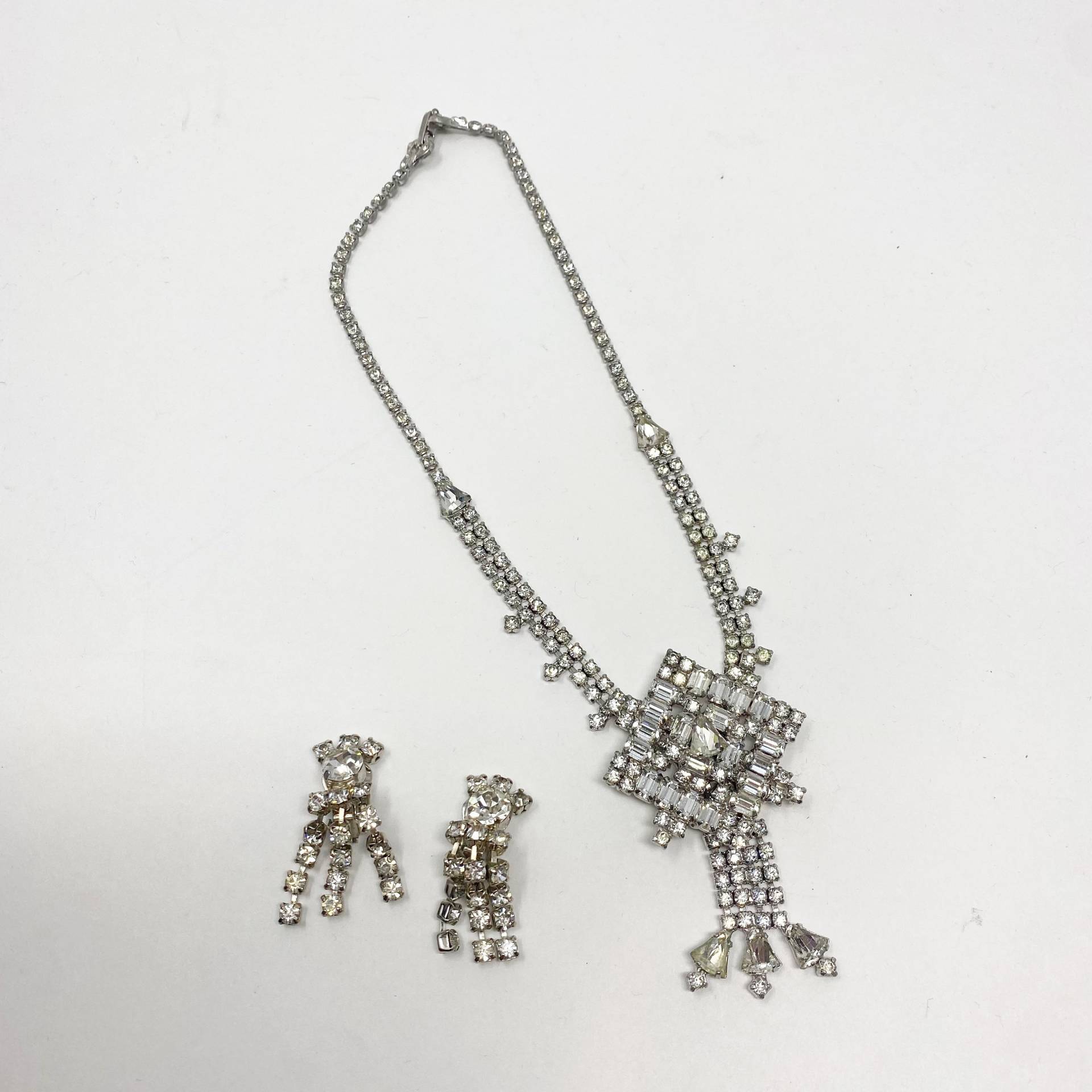 422 Vintage Art Deco Weiss Silber Und Strass Halskette Ohrringe Schmuck Set von Rosehillfinds