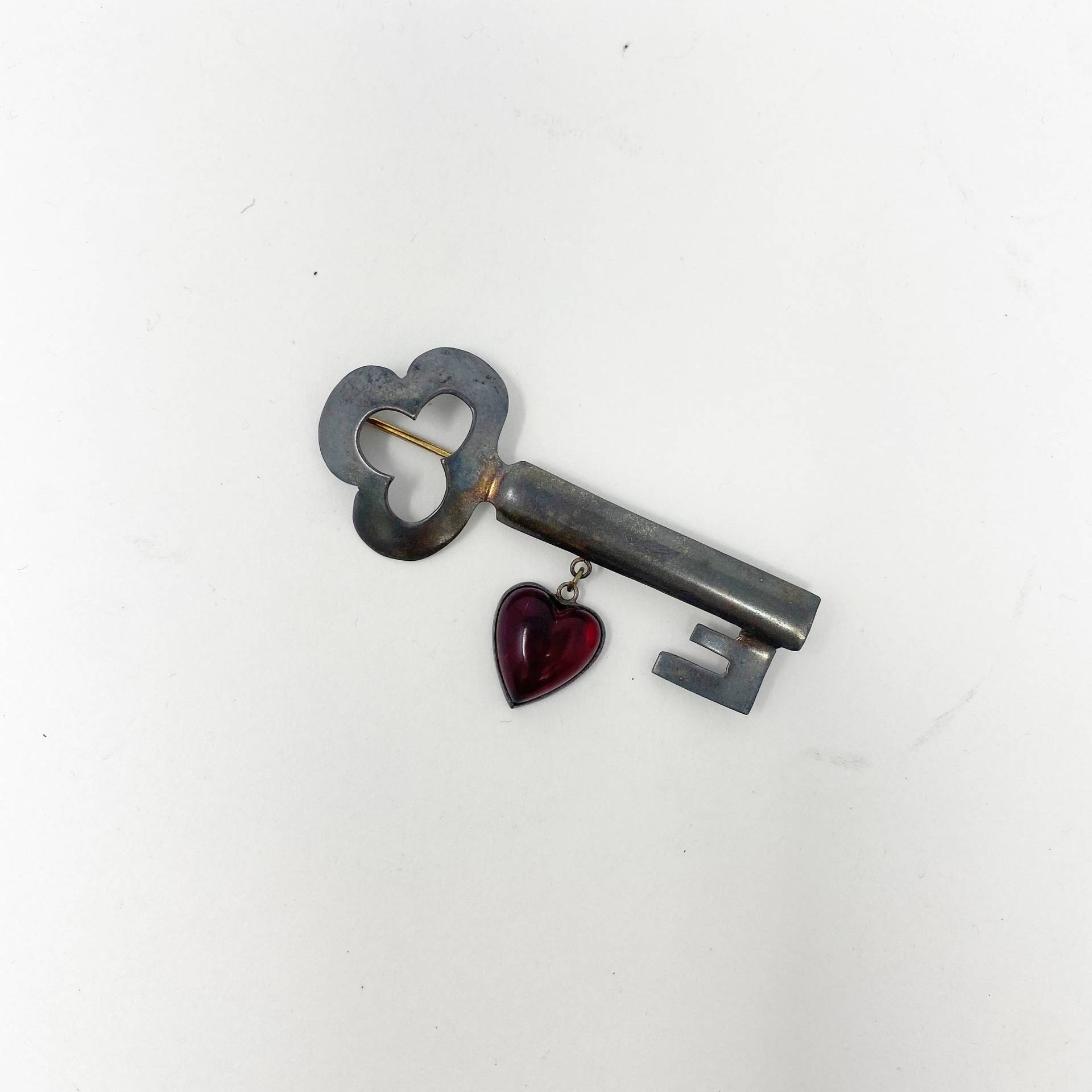 537 Seltene Vintage Calvaire Sterling Silber Schlüssel Brosche Mit Rubin Farbe Lucite Herz von Rosehillfinds