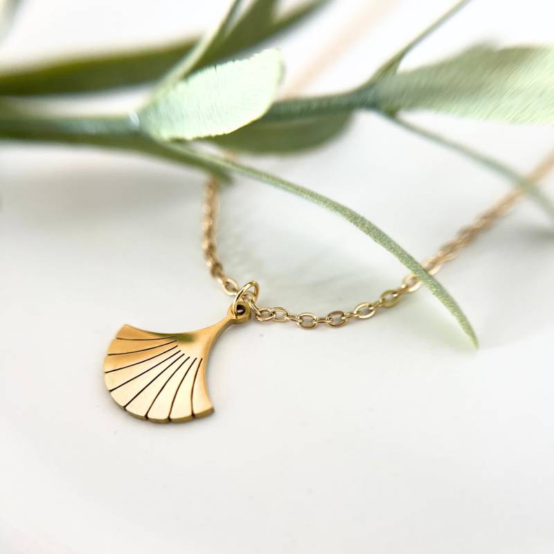 Kette Mit Blatt Anhänger // Glücksbringer Vergoldeter Edelstahl von RosemaryoliveDE