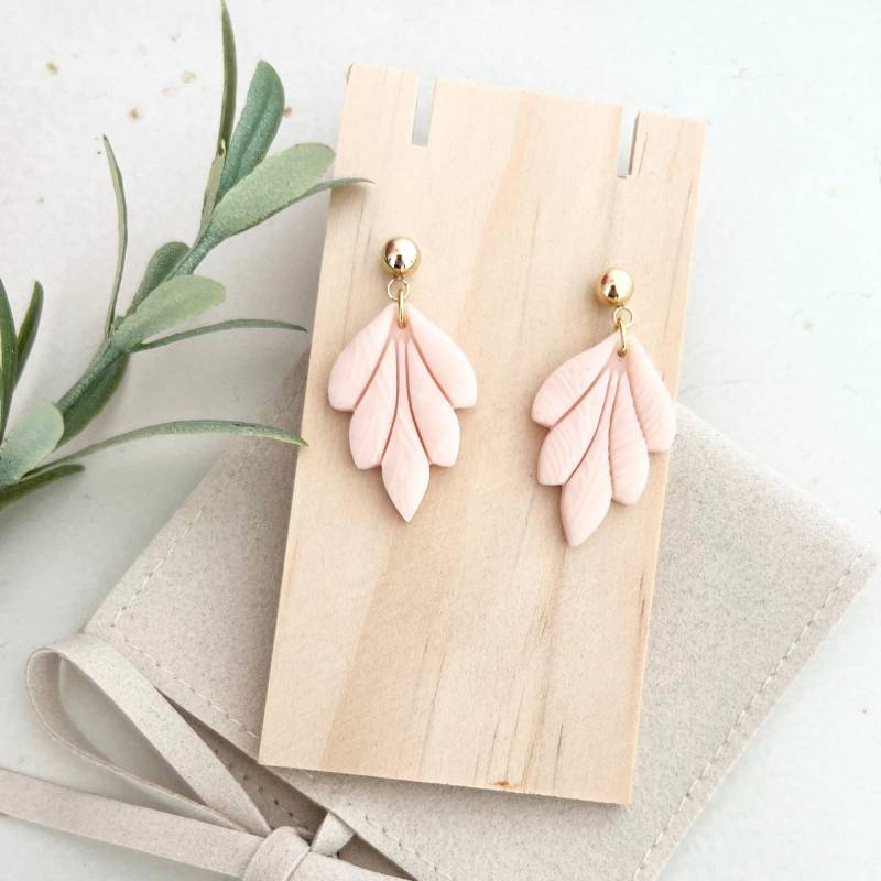 Rosé Blätter Polymer Clay Ohrringe // Vergoldet Aus Edelstahl Schmuck Für Frauen Leichte Ohrstecker von RosemaryoliveDE
