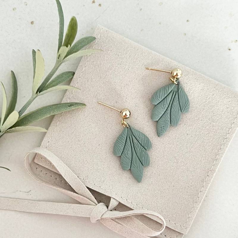 Salbei Blätter Polymer Clay Ohrringe // Vergoldet Aus Edelstahl Schmuck Für Frauen Leichte Ohrstecker von RosemaryoliveDE