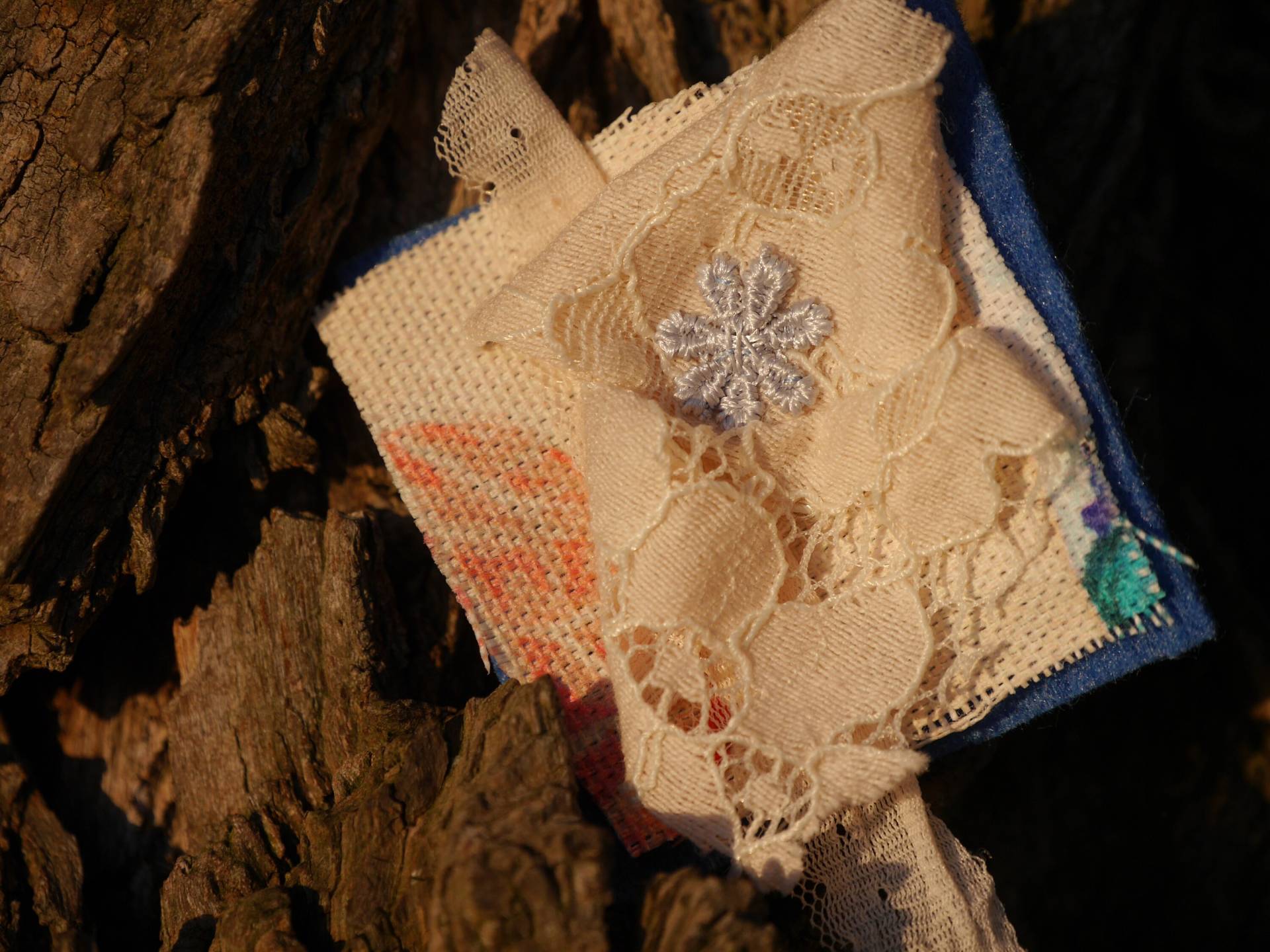 Brosche, Beige Auf Blau Brosche, Beige Auf Blau von RosemarysTraum