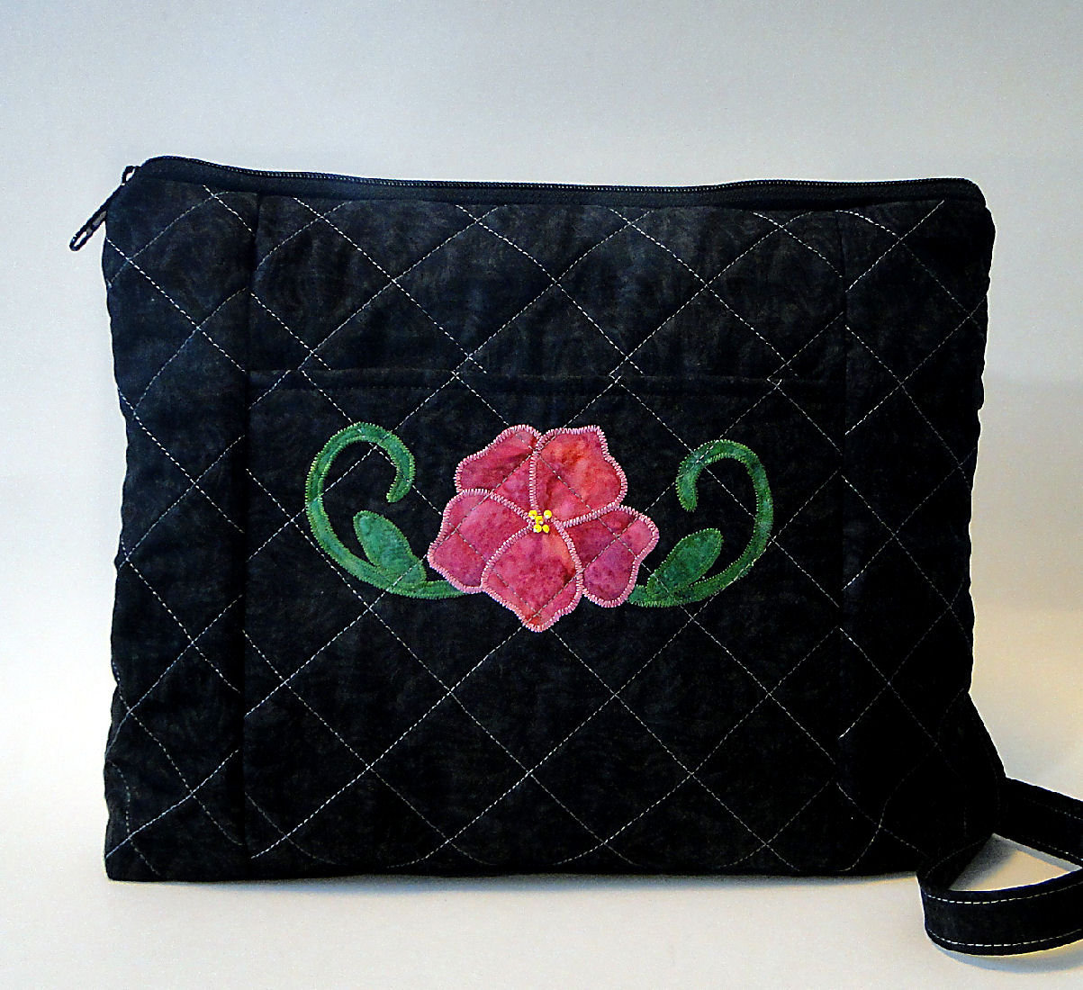 Gesteppte Schwarze Umhängetasche Blumenapplikation, Mittlere Geldbörse Gesteppte Schwarze Umhängetasche Blumenapplikation, Mittlere Geldbörse von RosemontBags