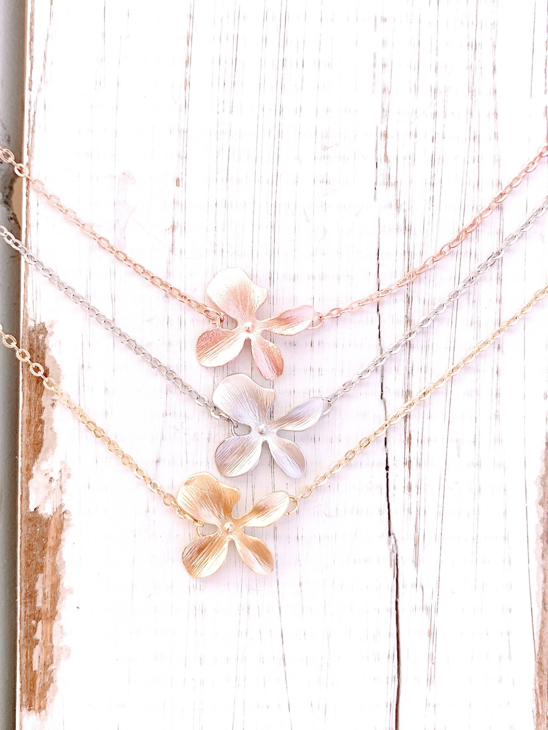 Orchidee Blumen Halskette - Vergoldeter Anhänger, Geschenk Brautjungfer von RosenVintageWedding