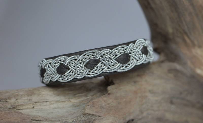 Armband Aus Rentierleder Mit Zinndraht Und Lederstreifen Bestickt von Rosenkehlchen