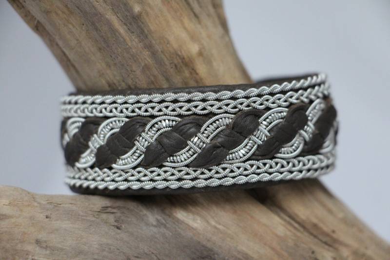 Breites Armband Aus Rentierleder Mit Zinndraht Und Lederstreifen Bestickt Breites Armband Aus Rentierleder Mit Zinndraht Und Lederstreifen Bestickt von Rosenkehlchen