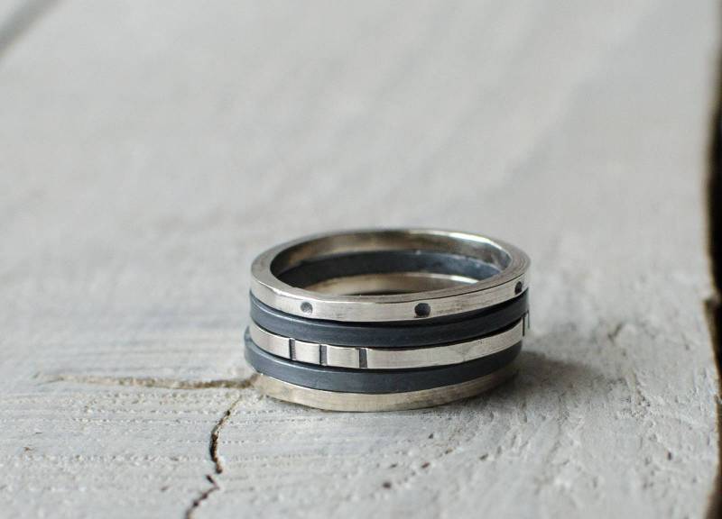 5 Stapelbare Ringe Aus Massivem Silber, Auf Bestellung, Minimalistisch, Modern, Grafisch, Dezent, Stapelbar, Schwarz-Weiß 5 Stapelbare Ringe Aus Massivem Silber, Auf Bestellung, Minimalistisch, Modern, Grafisch, Dezent, Stapelbar, Schwarz-Weiß von Rosepoudre