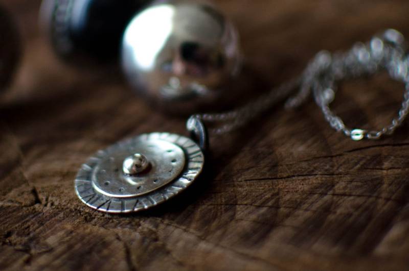 Halskette, Anhänger Aus Massivem Silber, Auf Bestellung, Ethnisch, Stammes, 2, 2 cm von Rosepoudre