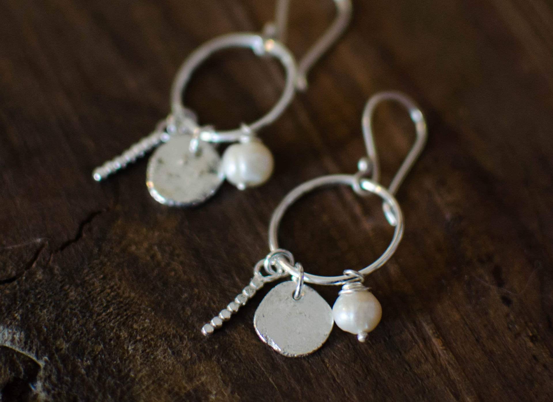 Langer Massiver Silberohrring, Kreolisch, Süßwasserperle, Modern, Minimalistisch Langer Massiver Silberohrring, Kreolisch, Süßwasserperle, Modern, Minimalistisch von Rosepoudre